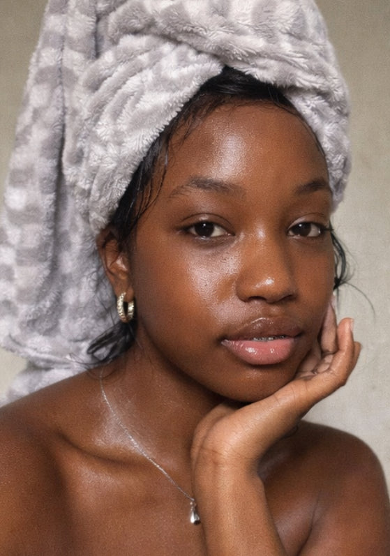 Black Pearl + Niacinamide Body Scrub ✨
.